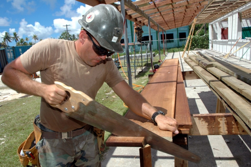 menuisier-CAGNES SUR MER-min_worker_construction_building_carpenter_male_job_build_helmet-893290